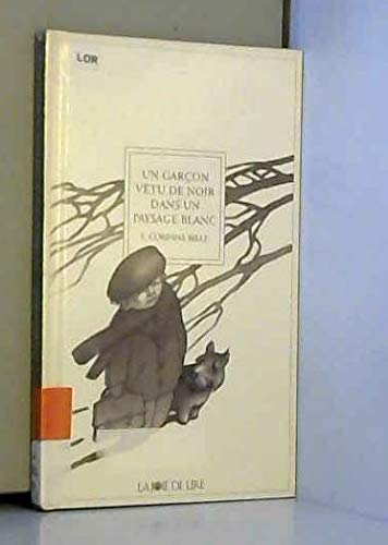 Un garçon vêtu de noir dans un paysage blanc
