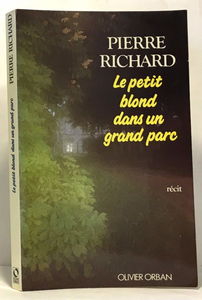 Le petit blond dans un grand parc