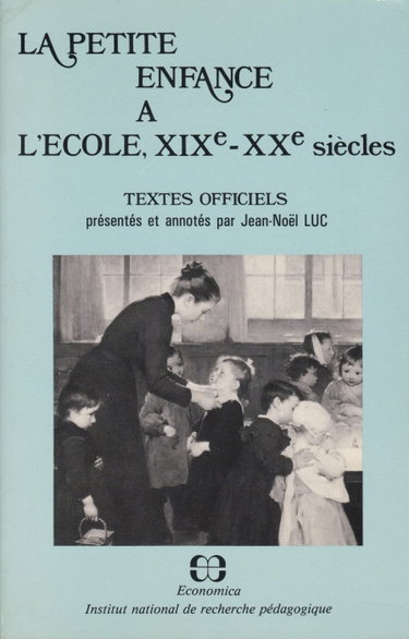 Couverture de La Petite enfance à l'école, XIXe-XXe siècles : textes officiels relatifs aux salles d'asiles, aux écoles maternelles, aux classes et sections enfantines (1829-1981)