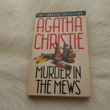 Couverture de Murder in the Mews par Agatha Christie