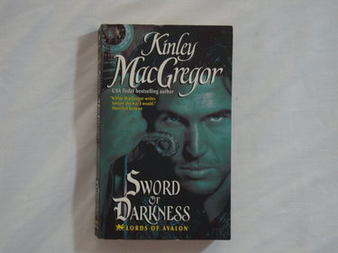 Couverture de Sword of Darkness: A Dark Fantasy Romance Where a Feared King of Camelot and a Spirited Peasant Face Salvation or Death