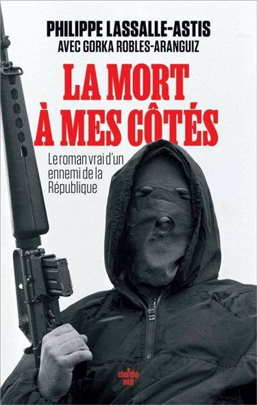 Couverture de La mort à mes côtés : le roman vrai d'un ennemi de la République