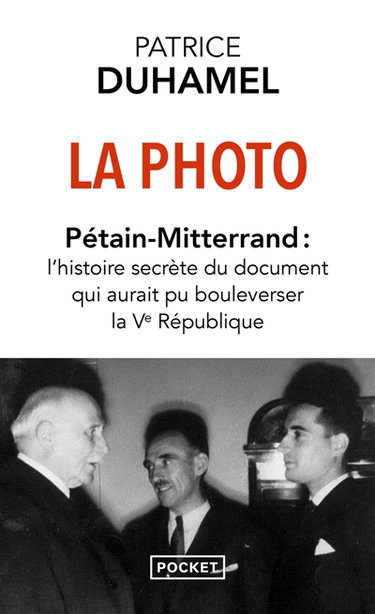 Couverture de La photo : Pétain-Mitterrand : l'histoire secrète du document qui aurait pu bouleverser la Ve République