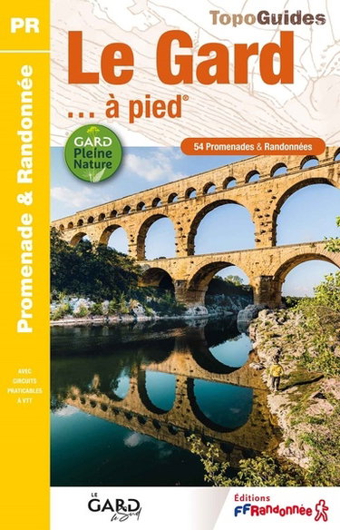 Couverture de Le Gard... à pied : 54 promenades & randonnées : avec circuits praticables à VTT