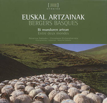 Couverture de Euskal artzainak : bi munduren artean. Bergers basques : entre deux mondes par Séverine Dabadie