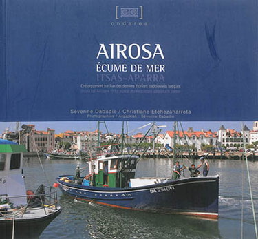 Couverture de Airosa : écume de mer : embarquement sur l'un des derniers thoniers traditionnels basques. Airosa : itsas-aparra : bidaiabat Airosa-n ohiko euskal atunketarietako azkenetarik batean par Séverine Dabadie
