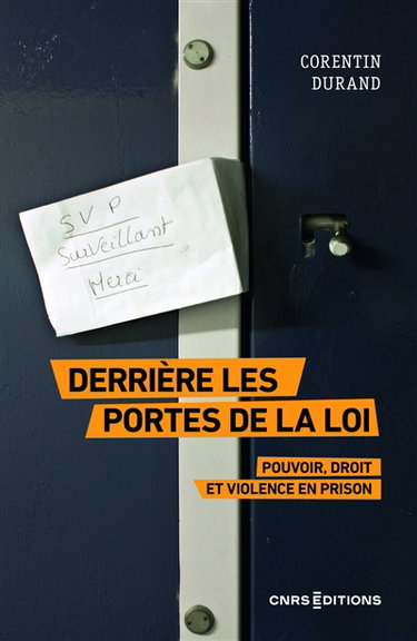 Couverture de Derrière les portes de la loi : pouvoir, droit et violence en prison