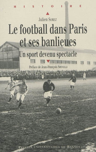 Couverture de Le football dans Paris et ses banlieues, de la fin du XIXe siècle à 1940 : un sport devenu spectacle