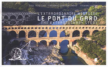 Couverture de Le pont du Gard : l'extraordinaire histoire. Le pont du Gard : extraordinary story