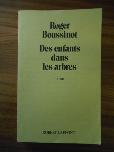 Des enfants dans les arbres