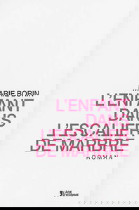 L'enfant dans l'escalier de marbre. Dis-toi que tu as les pieds froids