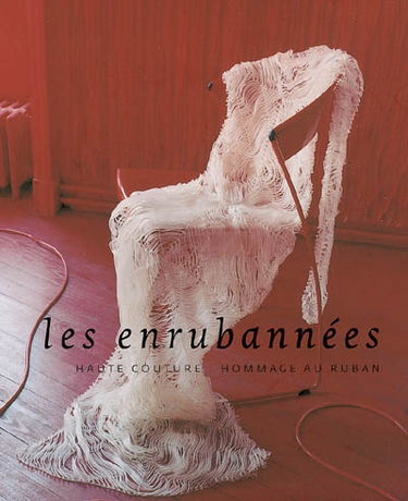 Les enrubannées : haute couture, hommage au ruban : exposition à Saint-Etienne, Musée d'art et d'industrie, 25 novembre 2006-23 avril 2007. Beribboned : haute couture, tribute to ribbon