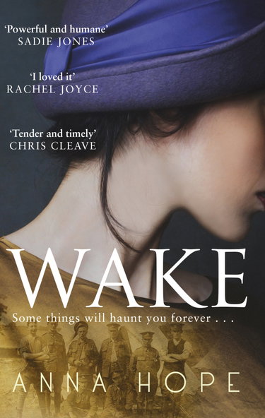 Couverture de Wake: A heartrending story of three women and the journey of the Unknown Warrior