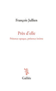 Près d'elle : présence opaque, présence intime