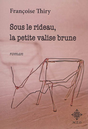 Sous le rideau, la petite valise brune