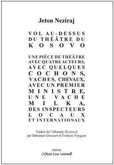 Vol au-dessus du théâtre du Kosovo : une pièce de théâtre avec quatre acteurs, avec quelques cochons, vaches, chevaux, avec un Premier ministre, une vache Milka, des inspecteurs locaux et internationaux