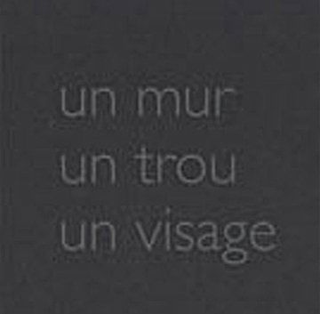 Un mur un trou un visage