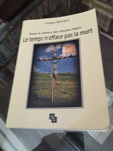 Le temps n'efface pas la mort. Dans le silence des Hautes-Alpes