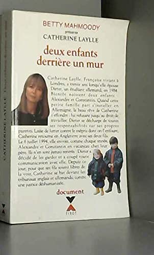Deux enfants derrière le mur