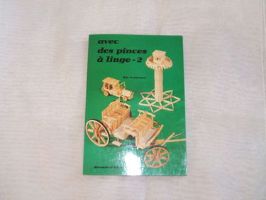 Avec des pinces à linge