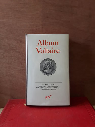 Couverture de ALBUM VOLTAIRE LA PLEIADE [Album de la Pl?iade, No. 22]