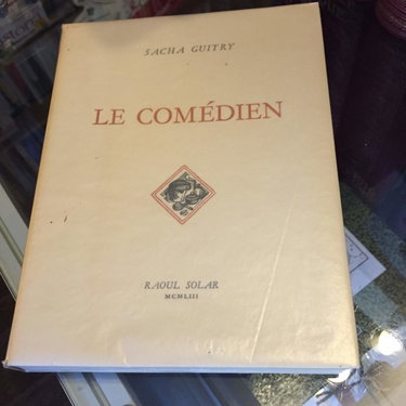 Couverture de Le comédien. N° 12, série "étui rouge". illustré par des souvenirs, 1 des 302 Ex. Num. sur vélin de Johannot filigrané. par Sacha Guitry