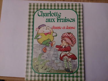 Charlotte aux fraises chante et danse