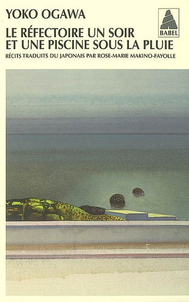 Le réfectoire un soir et une piscine sous la pluie. Un thé qui ne refroidit pas