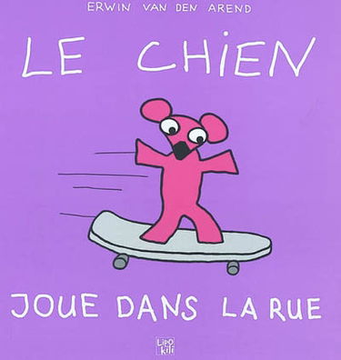 Le chien joue dans la rue