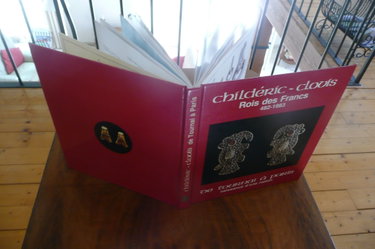Couverture de Childéric-Clovis Rois des Francs 482-1983 De Tournai à Paris, naissance d'une nation