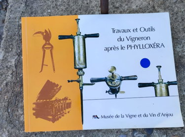 Couverture de Travaux et Outils du Vigneron apres le Phylloxera par Catalogue De L'Exposition Presentee Au Musee De La Vigne Et Du Vin D'Anjou
