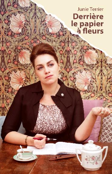 Derrière le papier à fleurs