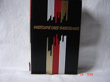 Couverture de HISTOIRE DU IIIe REICH, LE FEU AUX POUDRES