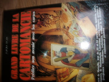 Couverture de Grand livre de la cartomancie : prédire son avenir avec les cartes par Laura Tuan