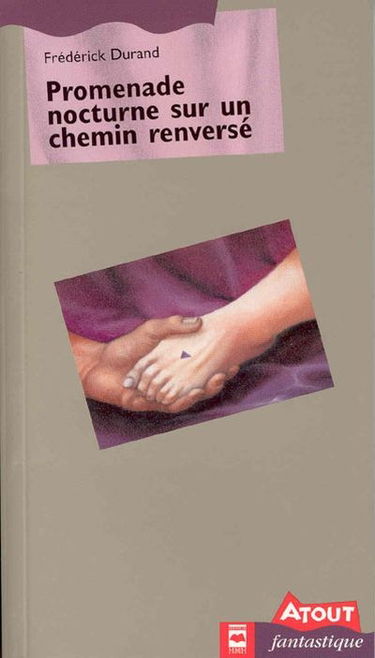 Promenade nocturne sur un chemin renversé