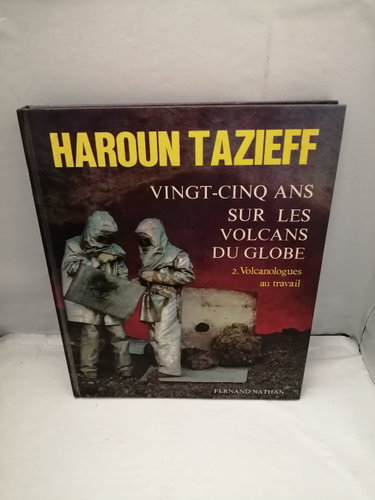 Couverture de Vingt-cinq ans sur les volcans du globe : tome 2 Volcanologues au travail