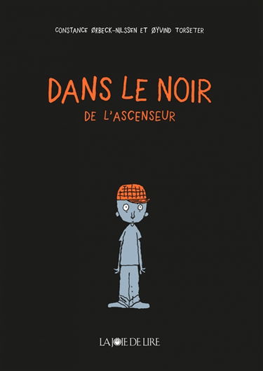 Dans le noir de l'ascenseur