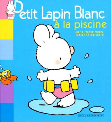 Petit Lapin blanc à la piscine