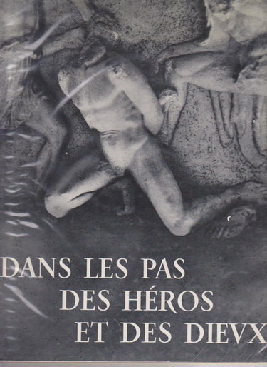 Couverture de Dans les pas des héros et des dieux. introduction de Mario meunier, photographies et notices de pierre-jean launay.