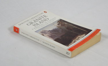 Couverture de Granite Island par Dorothy Carrington