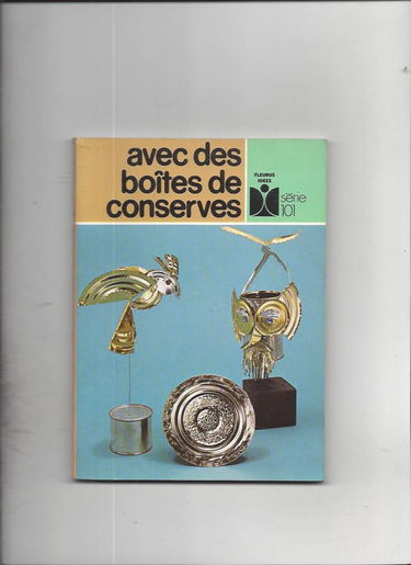 Avec des boîtes de conserves