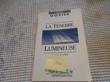 La Ténèbre lumineuse: Un moine lit la Bible