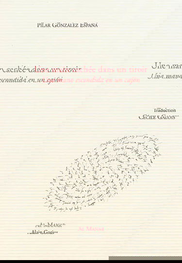 Une main cachée dans un tiroir. Una mano escondida en un cajon