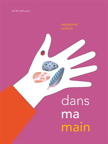 Couverture de Dans ma main par Amandine Laprun