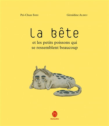 La bête et les petits poissons qui se ressemblent beaucoup