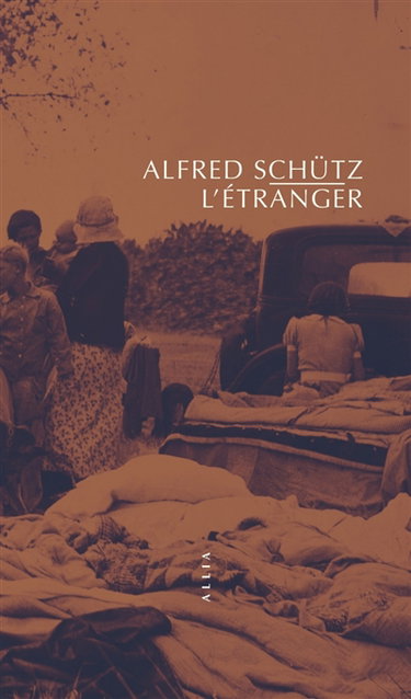 Couverture de L'étranger : un essai de psychologie sociale. L'homme qui revient au pays