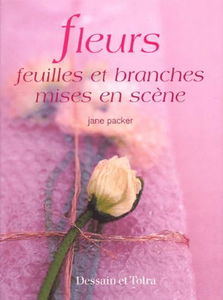 Fleurs, feuilles et branches mises en scène