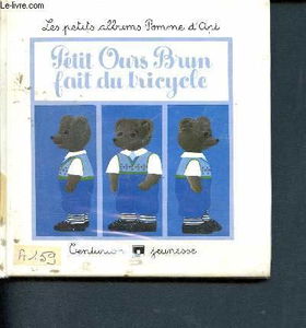 Petit ours brun fait du tricycle