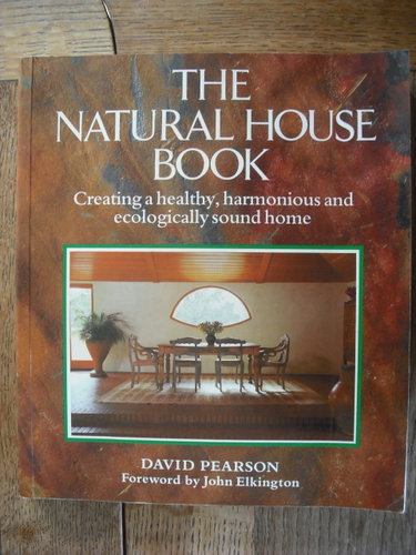 Couverture de The Natural House Book: Creating a Healthy, Harmonious and Ecologically Sound Home