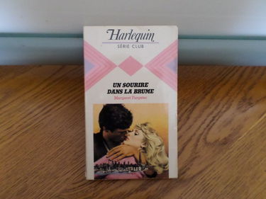 Un sourire dans la brume : Collection : Harlequin série club n° 361